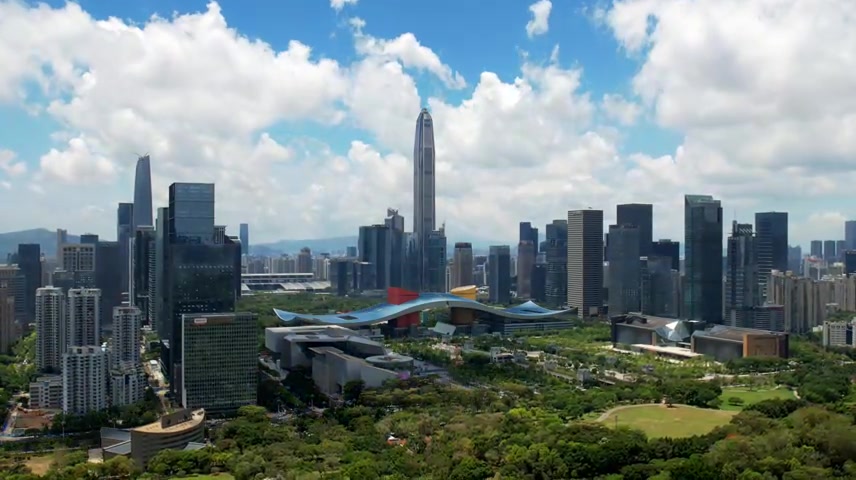 航拍延时大鹏展翅高飞下深圳市民中心平安大厦