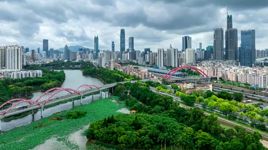延时光影夏天深圳洪湖公园与城市建筑