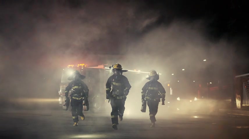 【消防】小朋友获救后向消防员叔叔敬礼