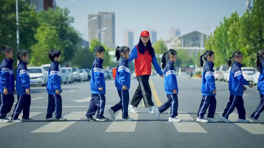志愿者护送学生过马路
