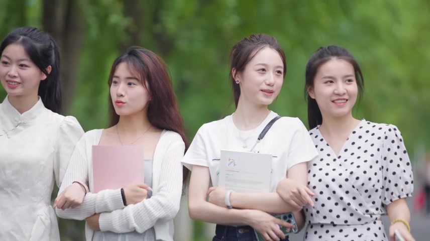 大学校园生活大学生学习看书林荫道大学室友