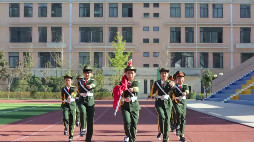 小学生升旗社团笑容