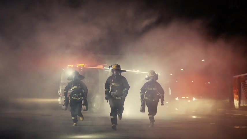 【消防】小朋友获救后向消防员叔叔敬礼