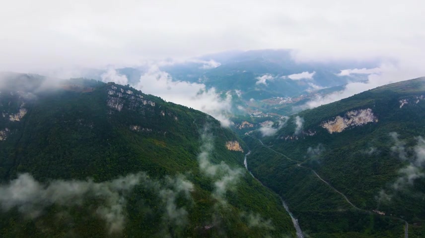 云雾缭绕大自然小溪流水滴逆光人物小孩奔跑