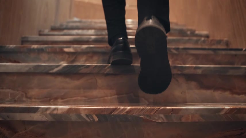 【正版素材】正装商务室内坚定脚步.