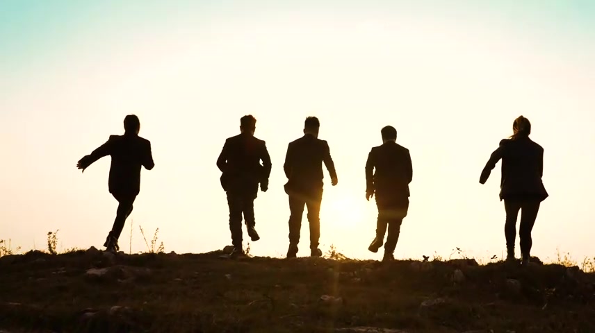 团队奔跑一群青年山顶逆光奔跑商务团队奔跑