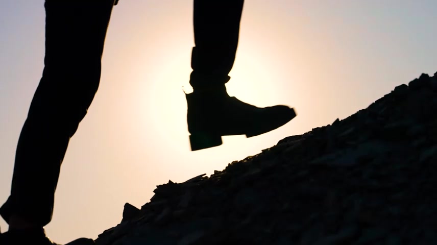 团队登山精英团队齐心协力手拉手勇攀高峰光