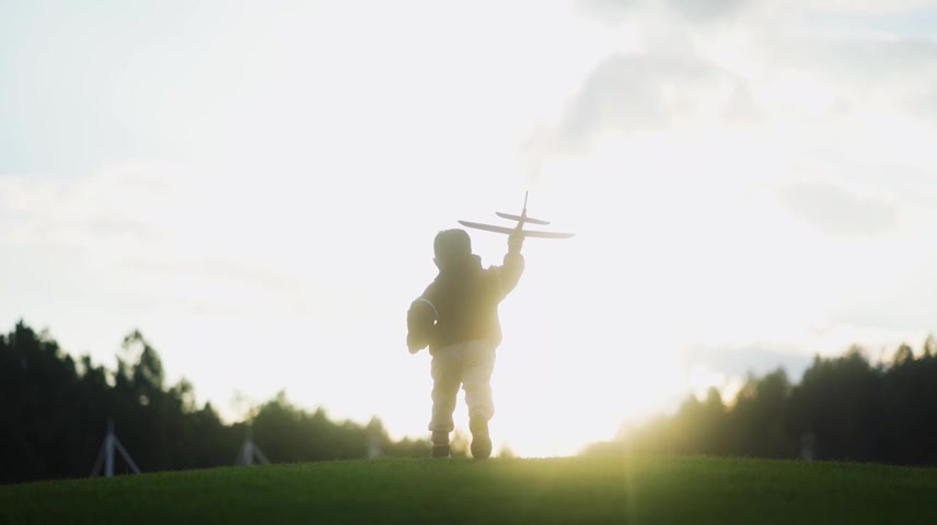 温馨一家三口小孩拿着飞机奔跑拥抱快乐童年