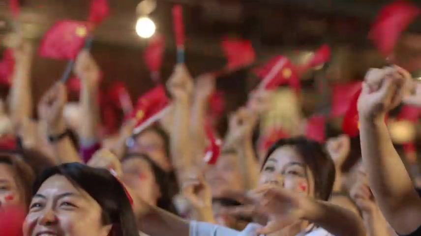 众人手举小国旗欢呼