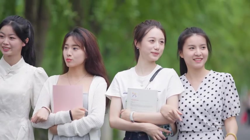 大学校园生活大学生学习看书林荫道大学室友