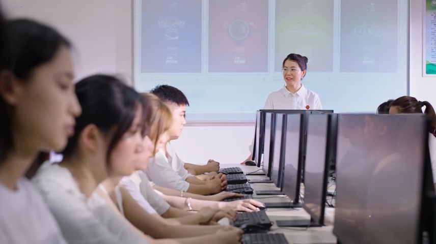 大学实训室老师指导学生实操应用课堂计算机.