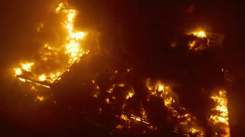 消防员火灾救援现场消防战士.