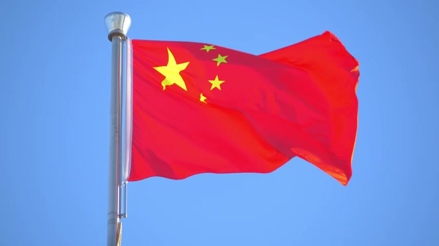 晴朗蓝天红旗旗帜飘扬.