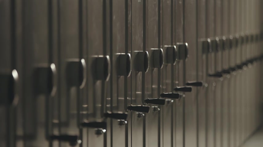 工作人员走进档案库房