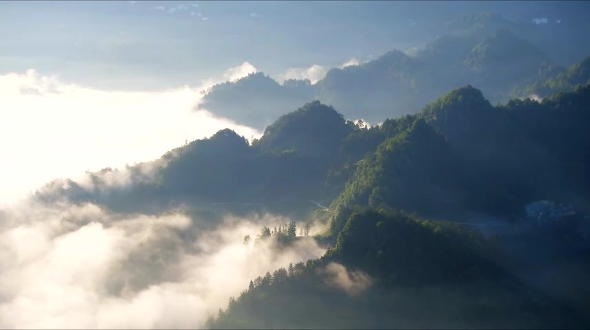 苗族少女泼水唱歌