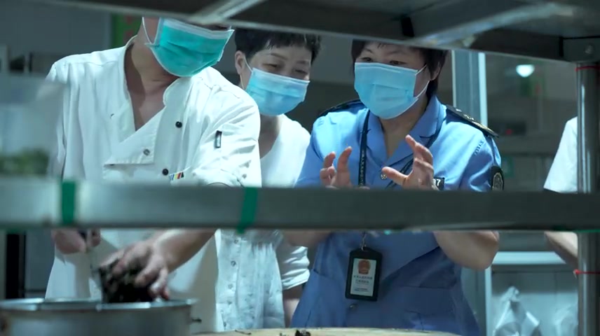 市场监督人员检查食堂饭店后厨