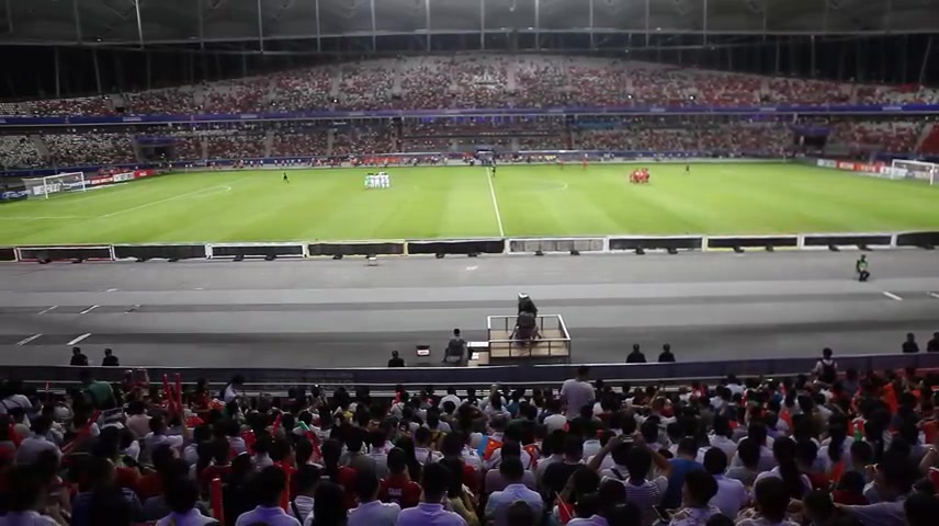 足球比赛观众加油中国队加油