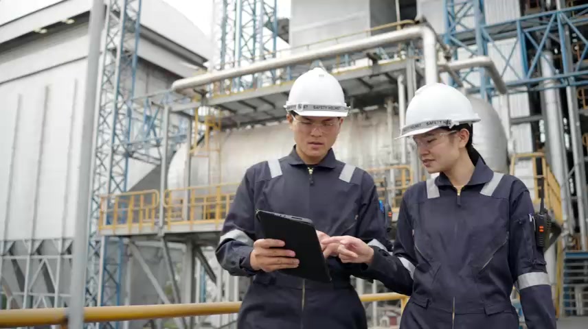 电气工程师正在步行检查发电厂的内部.