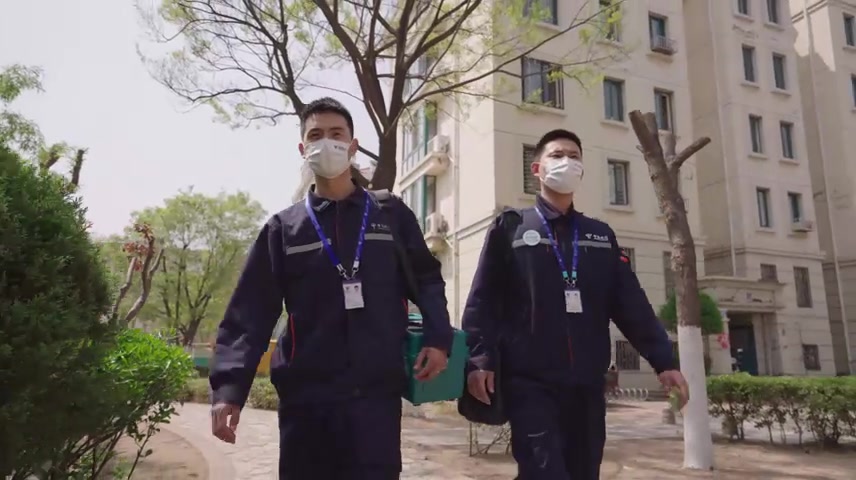 电信网络工程师上门服务安装宽带家庭网络.