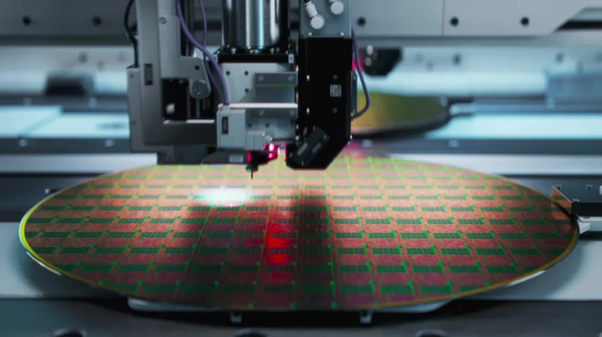 半导体铸造厂正在生产计算机芯片的硅片.