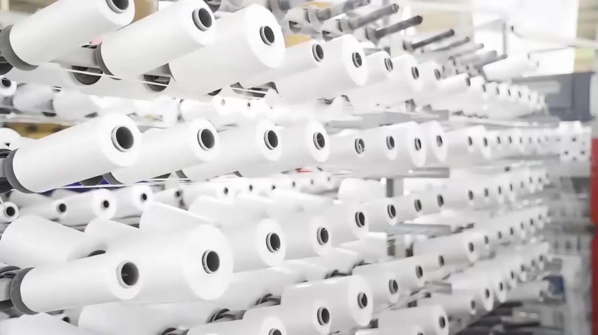 纺织厂车间高速运行的纺织设备