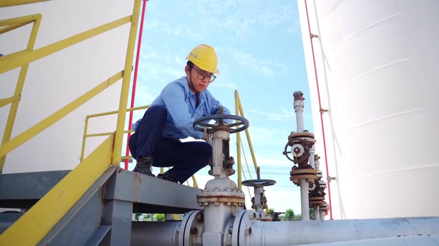 化工企业工人生产安全检查