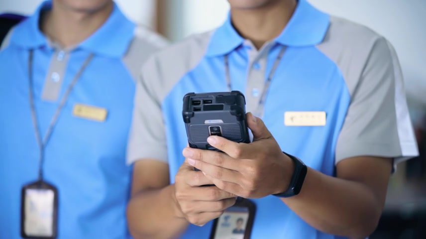 电信工作人员上门安装宽带