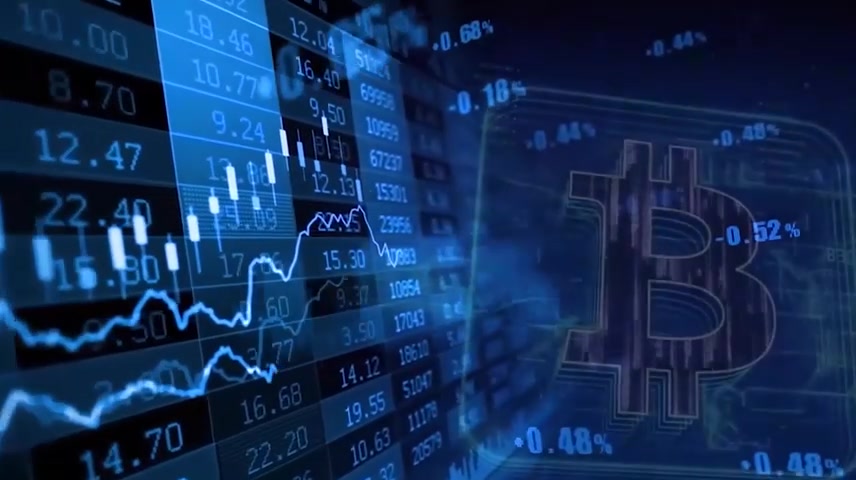 比特币堆叠在电路板背景上