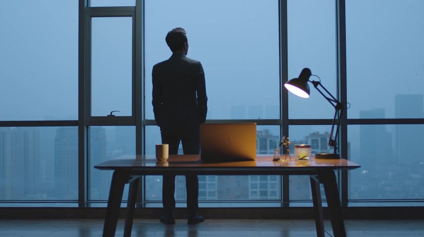 房地产商务人士窗前