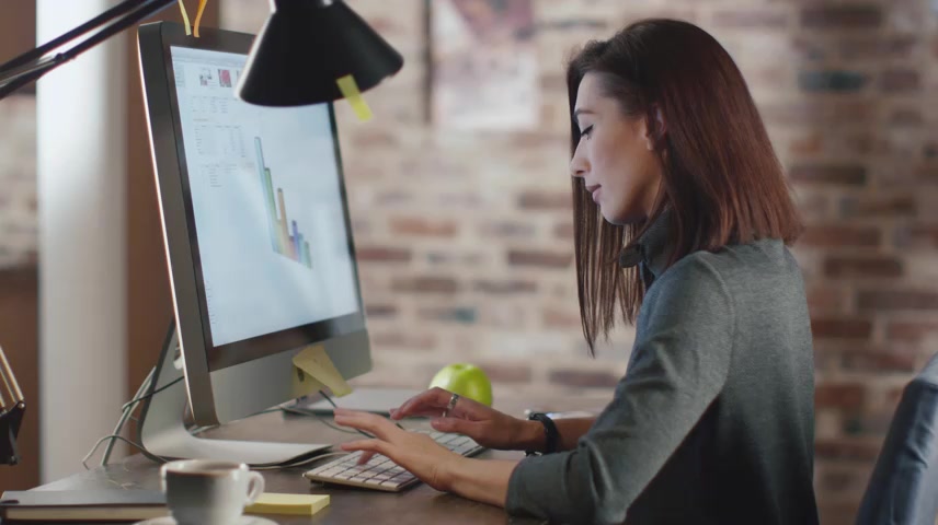 一位年轻的黑发女子正在制作图表.