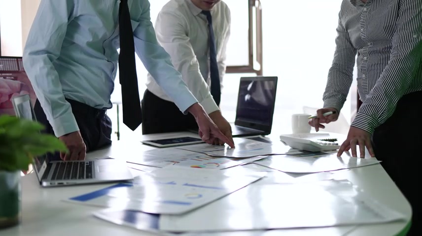 公司销售团队合作讨论分析市场数据