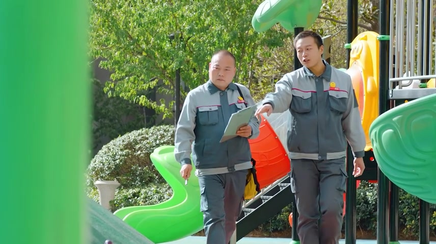 高端物业工作物业人员对镜头微笑