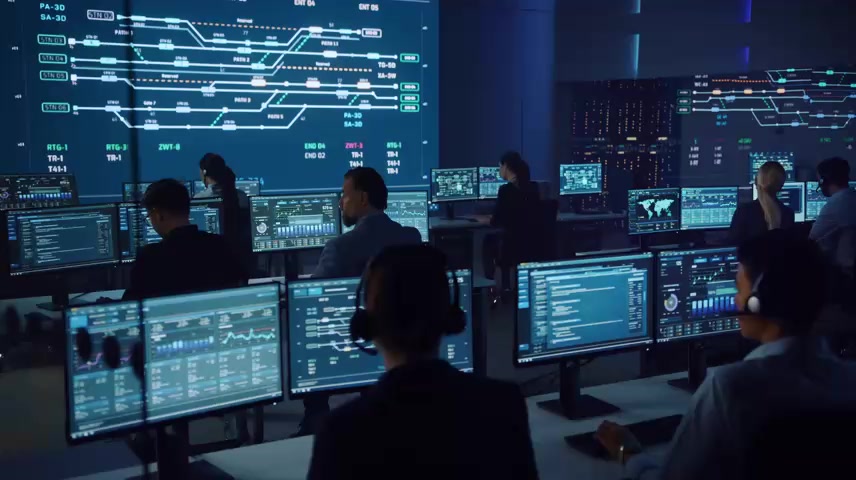 专业的计算机数据科学工程师团队在台式机上工作，屏幕上显示图表，图形，信息图表，技术神经数据和统计数据.