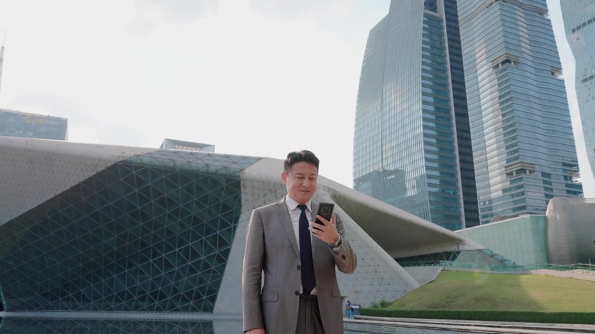 使用手机的商务白领