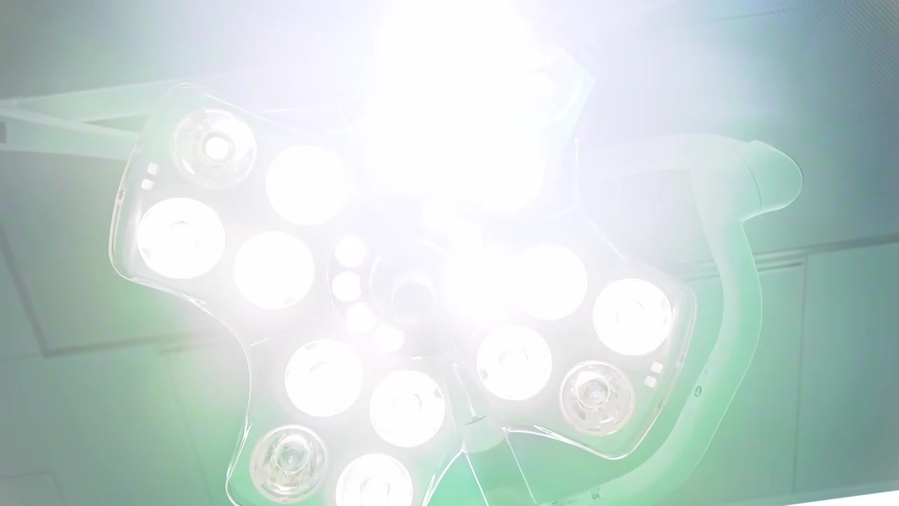 医院无影灯打开手术中亮起素材