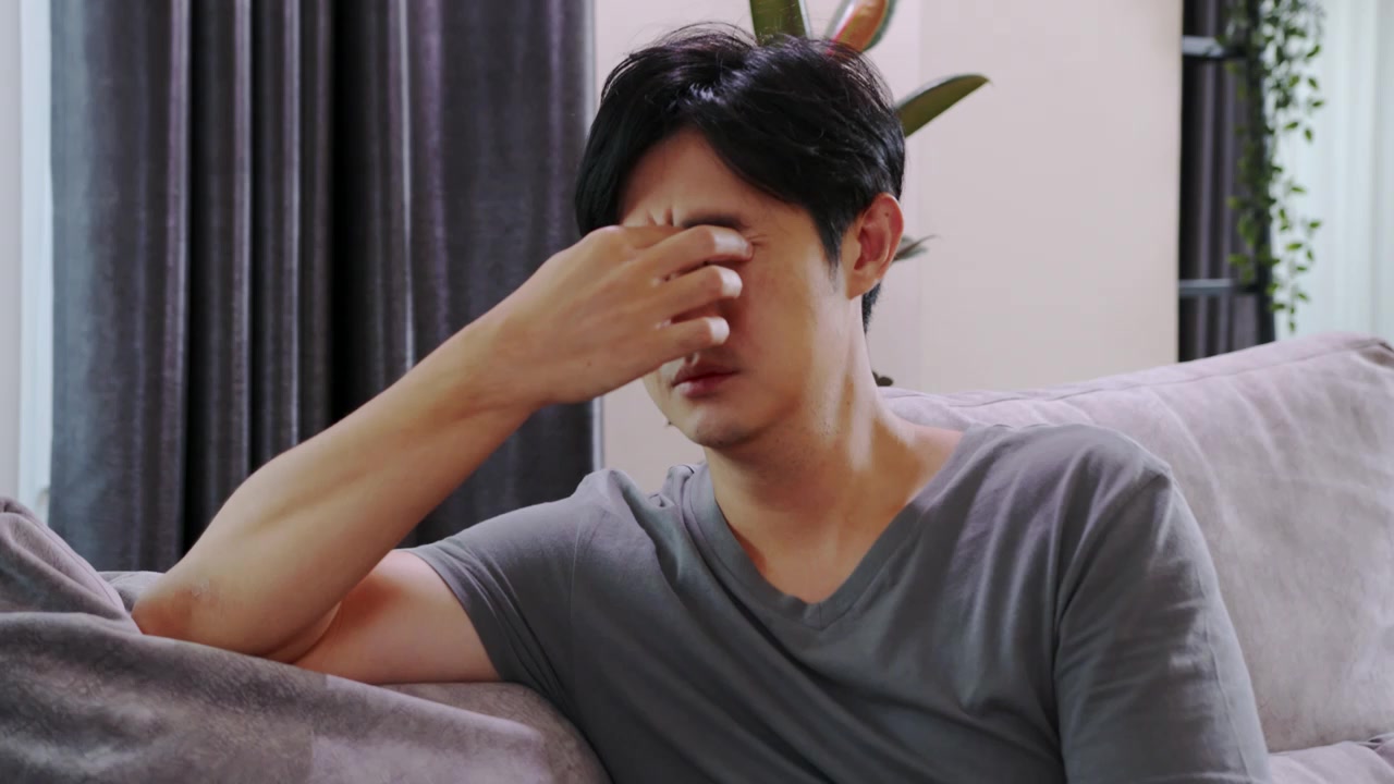 患有头痛的痛苦的亚洲男子病毒引起的头痛.