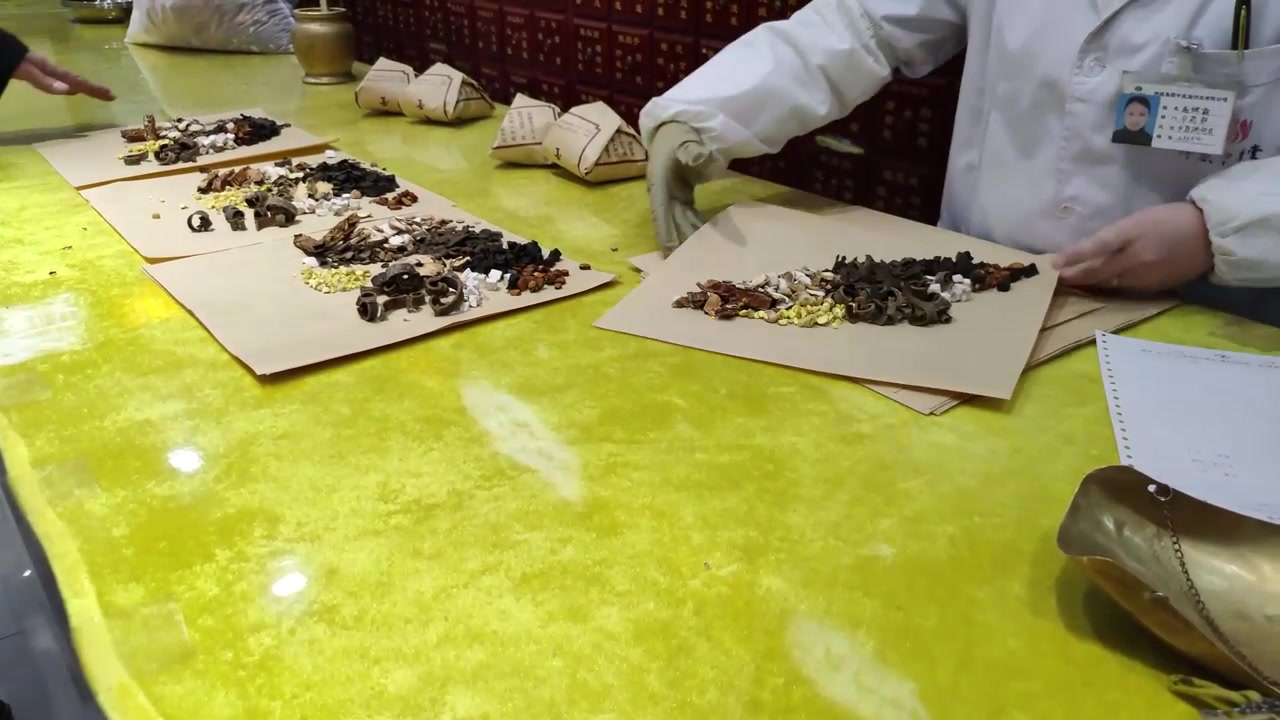 中医传统中草药包扎特写