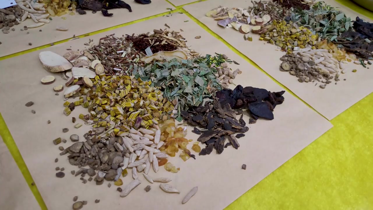 中医药房抓中药特写