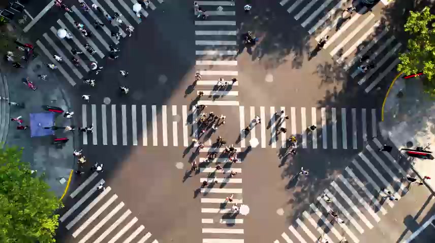 城市街道交叉口的无人机视角.