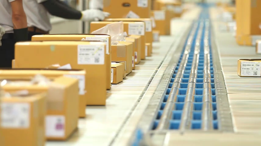 运输带上的货物发送水平活动.