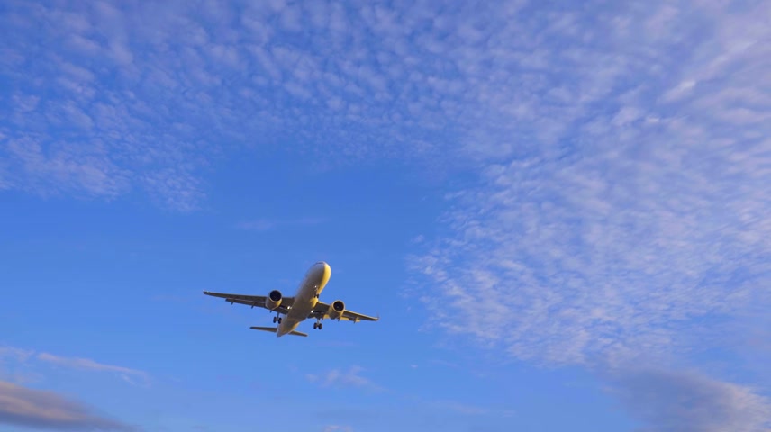 飞机从天空飞过飞机起飞飞机降落航班.