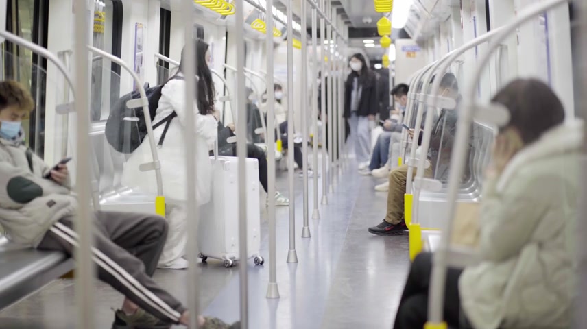 实拍地铁行驶行人车厢