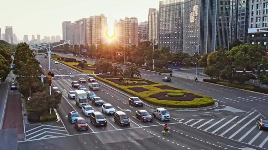 城市十字路口红绿灯交通视频.