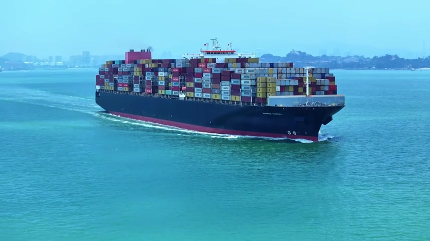 航拍巨型集装箱货轮.