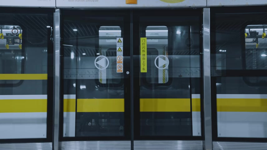 快速行驶的地铁隧道.