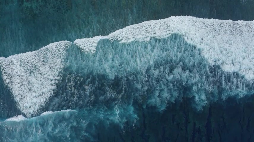 慢镜头俯视大海航拍俯拍正上方拍摄蔚蓝海水.