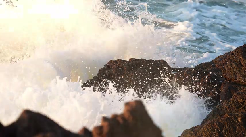 海浪拍打礁石——慢镜头浪花大海海水