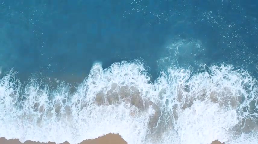 蓝色大海俯拍海浪海面沙滩航拍唯美海边海水