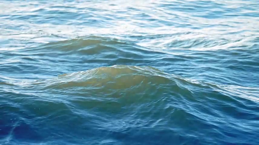 海浪潮水浪花拍打礁石.