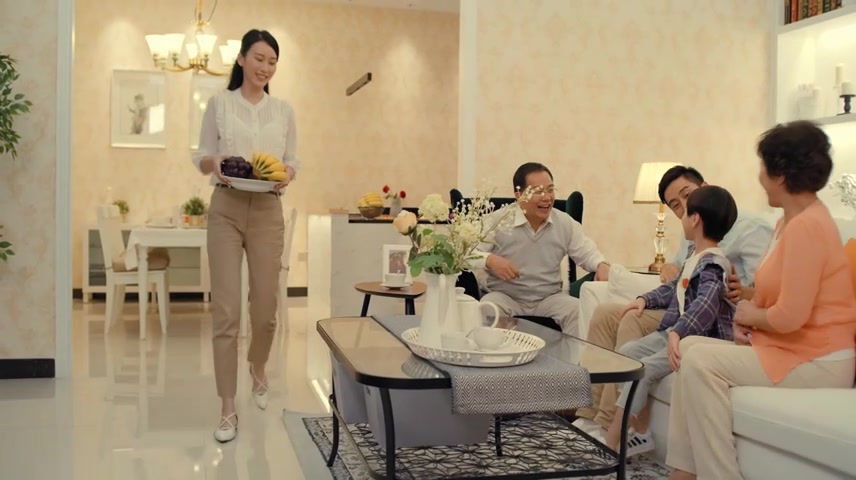 一家人其乐融融客厅看电视幸福家庭